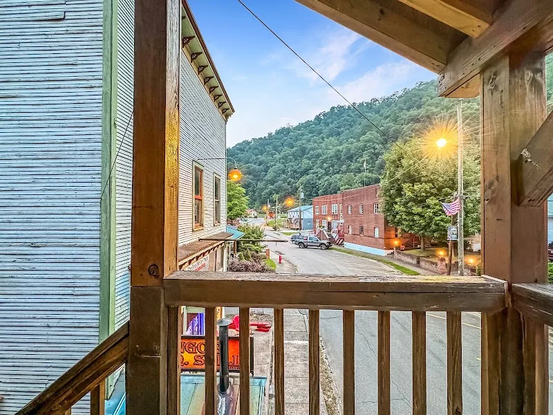 Hatfield McCoy Resort Inn, Wingo's Grill & The Real McCoy Trails
