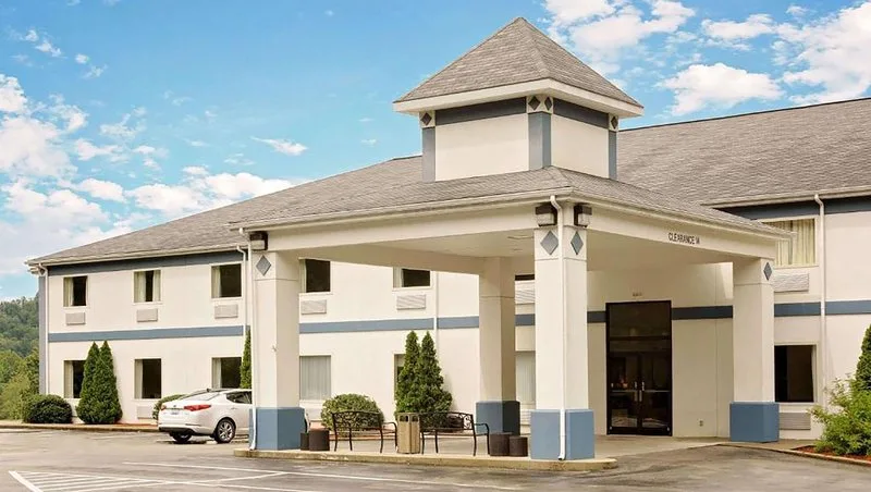 MAGNASON Hotel West Liberty